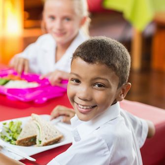 school children eating lunch